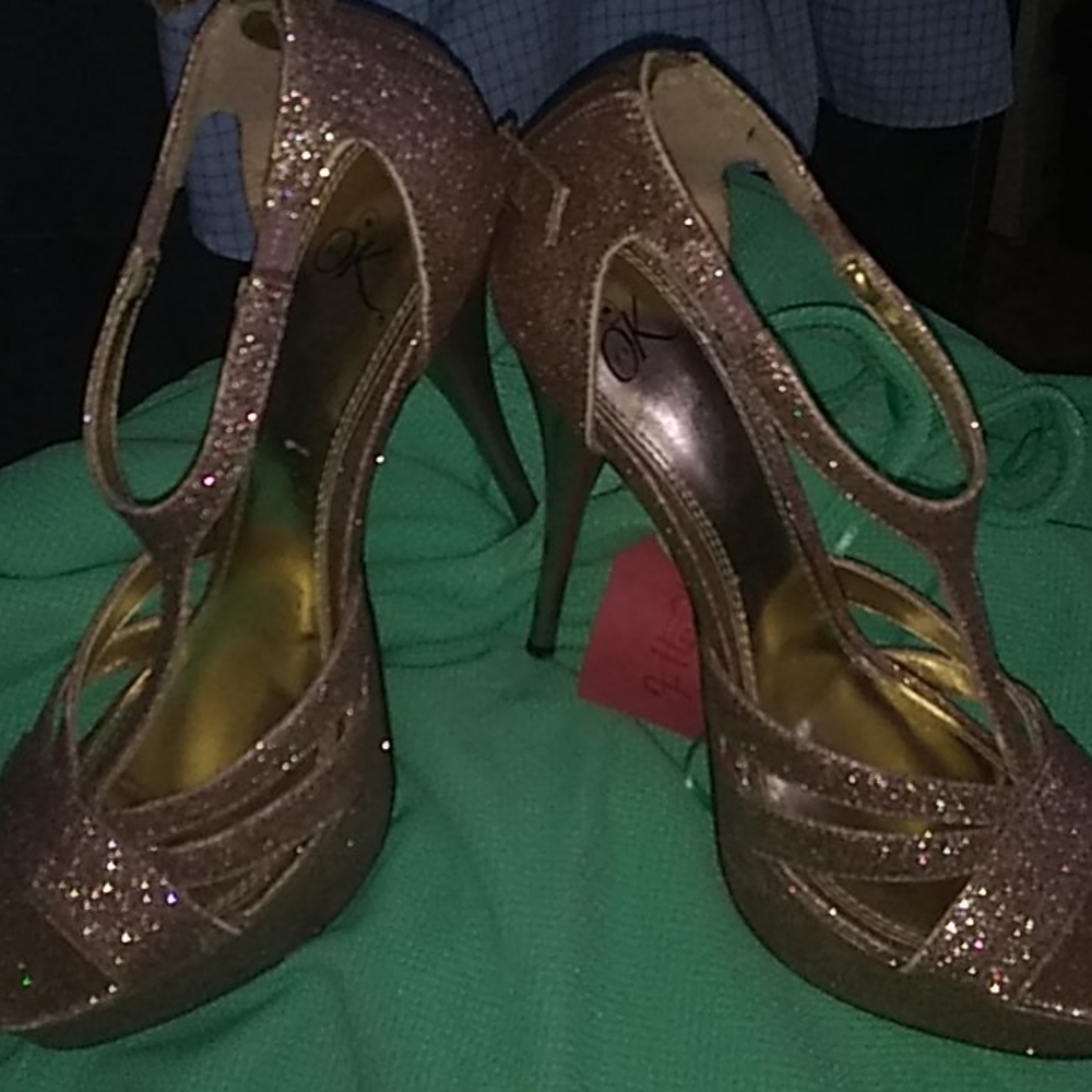 Its ok high heel shoes with bling! Size 9M